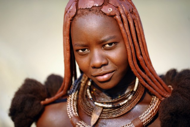 Suku Himba dari Namibia. Foto: AFP/STEPHANE DE SAKUTIN