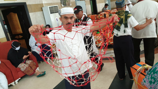 jaring di koper jemaah dilepaskan Foto: Denny Armandhanu/kumparan