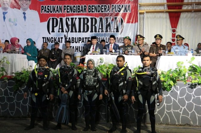 17 Agustus Bendera Raksasa Dibentangkan Di Dasar Laut Pantai Bira (134507)