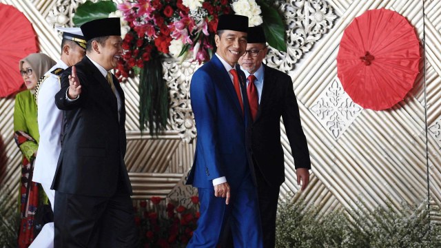 Presiden Joko Widodo (kedua kanan) berjalan bersama Ketua DPR Bambang Soesatyo (ketiga kiri) setibanya di Ruang Rapat Paripurna, Kompleks Parlemen, Jakarta, Jumat (16/8). Foto: ANTARA FOTO/Puspa Perwitasari