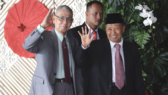Dua mantan Wakil Presiden Try Sutrisno (kiri) dan Hamzah Haz (kanan) melambaikan tangan saat tiba di Ruang Rapat Paripurna. Foto: ANTARA FOTO/Puspa Perwitasari