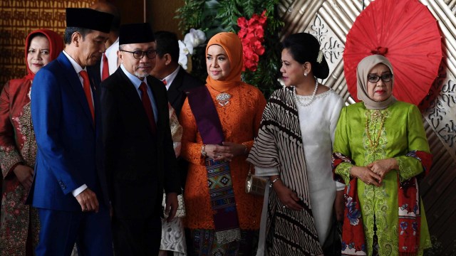 Presiden Joko Widodo (kedua kiri) berjalan bersama Ketua MPR Zulkifli Hasan (ketiga kiri) setibanya di Ruang Rapat Paripurna, Kompleks Parlemen, Jakarta, Jumat (16/8). Foto: ANTARA FOTO/Puspa Perwitasari