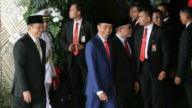 Presiden Joko Widodo berjalan bersama Ketua DPR Bambang Soesatyo setibanya di Ruang Rapat Paripurna, Kompleks Parlemen, Jakarta, Jumat (16/8). Foto: Helmi Afandi/kumparan
