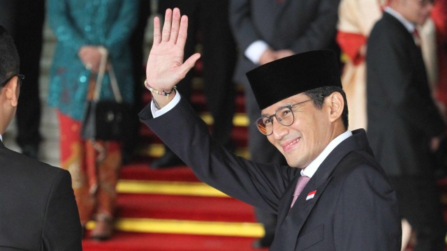 Cawapres Pemilu 2019 Sandiaga Uno melambaikan tangan saat tiba di Ruang Rapat Paripurna, Kompleks Parlemen, Jakarta, Jumat (16/8). Foto: Helmi Afandi/kumparan