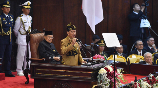 Presiden Joko Widodo dengan baju adat suku Sasak NTB menghadiri Sidang Bersama DPD-DPR di Kompleks Parlemen. Foto: ANTARA FOTO/Sigid Kurniawan