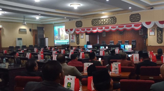 Banyak kursi kosong di DPRD Sumenep dalam Sidang Istimewa Mendengarkan Pidato Kenegaraan Presiden Jokowi