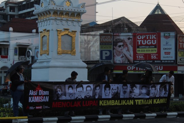 Banner Aksi Kamisan di Tugu Pal Putih (Tugu Jogja). Foto: Birgita.