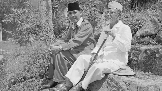 Presiden Soekarno (kiri) bersama Agus Salim. Foto: Wikimedia Commons