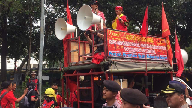 Aksi demo Kongres Aliansi Serikat Buruh Indonesia (KASBI) di Jalan Gatot Subroto, Jakarta Pusat. Foto: Raga Imam/kumparan