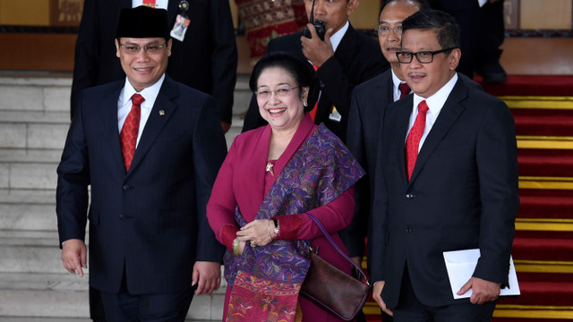 Presiden kelima Megawati Soekarnoputri (tengah) didampingi Sekjen PDI Perjuangan Hasto Kristiyanto (kanan) meninggalkan ruangan usai menghadiri Sidang Bersama DPD-DPR di Kompleks Parlemen, Senayan, Jakarta. Foto: ANTARA FOTO/Puspa Perwitasari