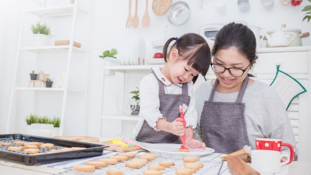 Ilustrasi anak balita memasak atau membuat kue bersama ibu. Foto: Shutterstock