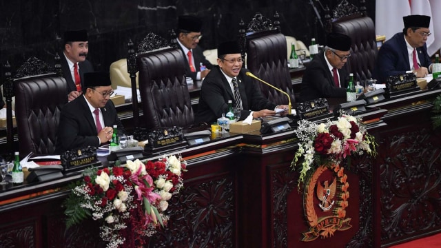 Ketua DPR Bambang Soesatyo (kedua dari kiri) menyampaikan pidato pembukaan masa persidangan tahun 2019-2010 dalam sidang Paripurna DPR di Kompleks Parlemen, Senayan, Jakarta. Foto: ANTARA FOTO/Sigid Kurniawan