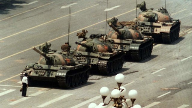 Tiananmen, Beijing, Warga berdiri di depan tank