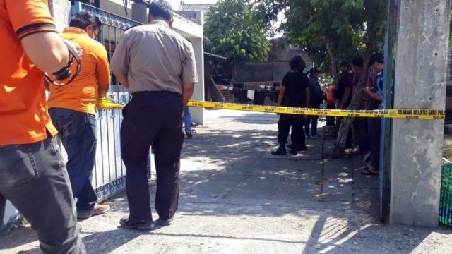 Sejumlah personel Densus 88 Antiteror Mabes Polri saat melakukan penggeledahan di rumah terduga teroris, di Kampung Skip RT 3 RW 3, Kelurahan/Kecamatan Banjarsari Kota Solo, Jawa Tengah Foto: ANTARA FOTO/Bambang Dwi Marwoto