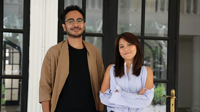 Aktor Marthino Lio (kiri) dan Aktris Lala Karmela usai promo film MoveOnAja di kantor kumparan. Foto: Melly Meiliani/kumparan