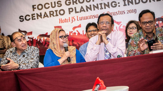 Ketua Umum Gerakan Suluh Kebangsaan Mahfud MD (kedua kanan) bersama sejumlah tokoh bangsa memberikan keterangan pers tentang kasus hoax dan politik identitas dalam Pemilu 2019, di Jakarta. Foto: ANTARA FOTO/Aprillio Akbar