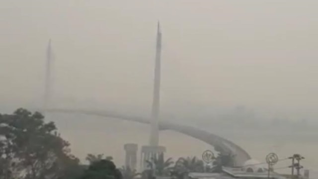 Ikon Kota Jambi Jembatan Gentala Arasy yang tertutup kabut asap. Foto: Bara