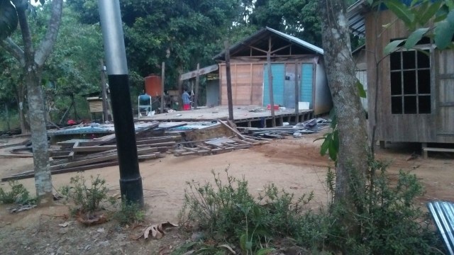 Warga membongkar rumah karena resah melihat tanah retak-retak dan ambles akibat tambang bawah tanah milik PT MMI di Desa Rantau Bakula, Banjar. Foto: M Rahim/banjarhits.id