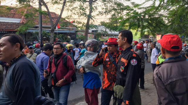 Diduga Patahkan Tiang Bendera Merah-Putih, Sejumlah Massa datangi Asrama Mahasiswa Papua di Jalan Kalasan, Surabaya, Jumat (16/8) Foto: Yuana Fatwalloh/kumparan