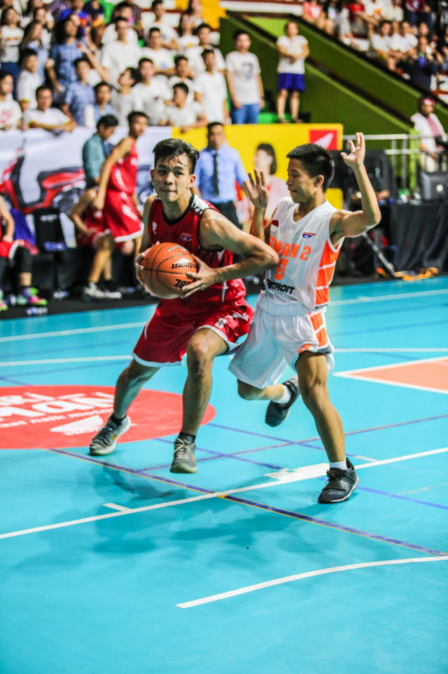 MELAJU: Tim basket SMA Bukit Sion Jakarta (merah) melaju ke final Honda DBL DKI Jakarta Series 2019 - West Region setelah mengalahkan SMAN 2 Jakarta (putih) di GOR Grogol Rabu (14/8).