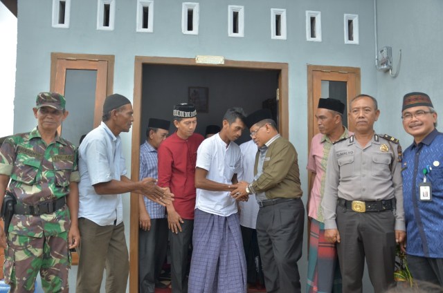 Wali Kota Banda Aceh bersamalam dengan orang tua almarhum Aris, korban pemnbunuhan sesama pelajar di Banda Aceh. Foto: Humas Banda Aceh 