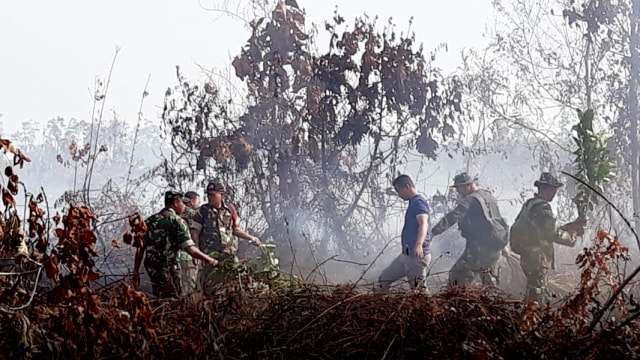 Proses pemadaman karhutla kawasan HPK di Pesisir Selatan, Sumatera Barat (Foto: Dok. Kodim 0311 Pesisir Selatan untuk Langkan.id)