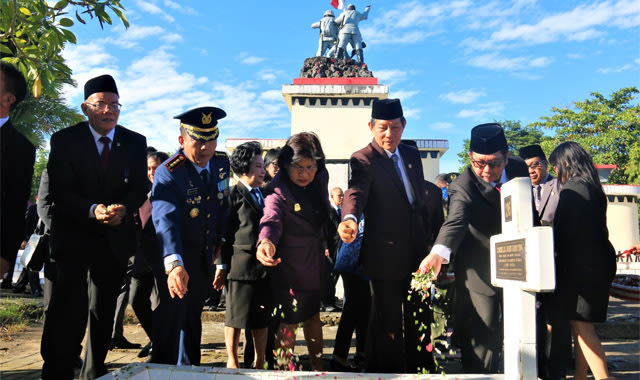 Wali Kota Manado, Wakil Wali Kota Manado, Ketua DPRD Kota Manado menaburkan bunga di salah makam pahlawan yang ada di Kota Manado (foto: allen)