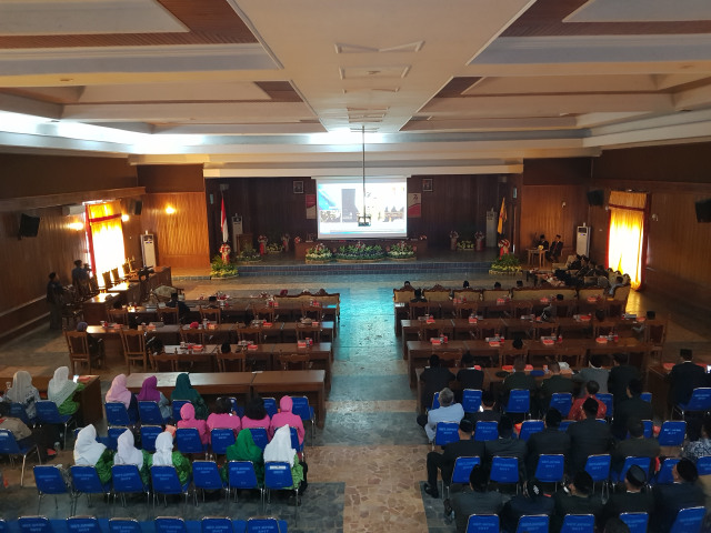 Eksekutif dan Legislatif serta FKPD Kobar menyimak pidato Presiden RI Joko Widodo di aula Gedung DPRD Kobar. (Foto: Joko Hardyono)