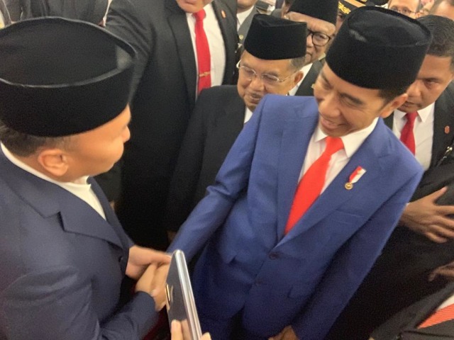 Presiden Republik Indonesia Joko Widodo menyalami Gubernur Kalimantan Tengah Sugianto Sabran. (Foto: Pemprov Kalteng)