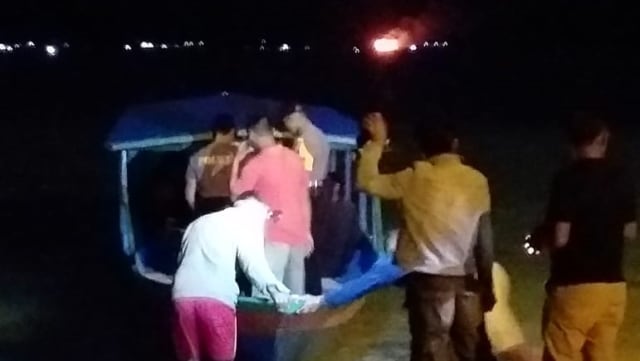 Warga setempat berusaha menyelamatkan para korban, dari kejauhan api yang membakar kapal masih terlihat, Foto: Istimewa.