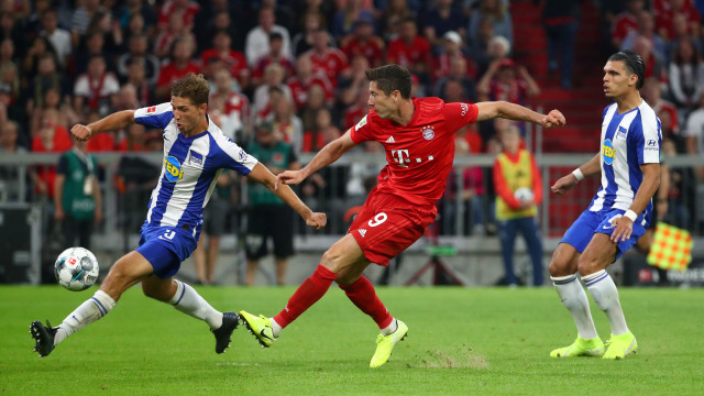 Para pemain Hertha Berlin merayakan gol ke gawang Bayern Muenchen pada laga pekan pertama Bundesliga. Foto: Michael Darder/Reuters