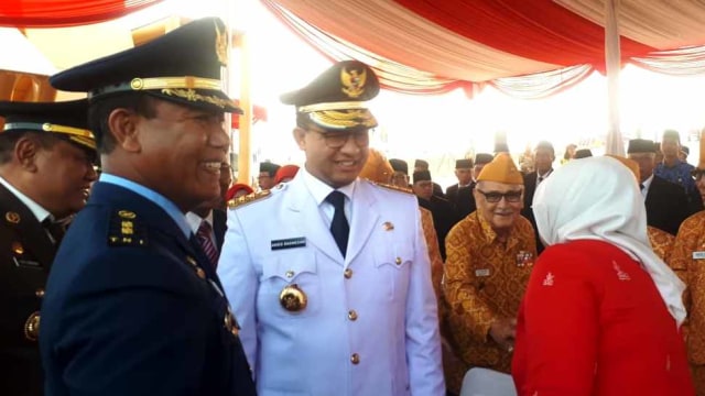 Gubernur DKI Jakarta Anies Baswedan tiba di lokasi upacara HUT ke-74 RI di Pulau Reklamasi. Foto: Paulina Herasmaranindar/kumparan