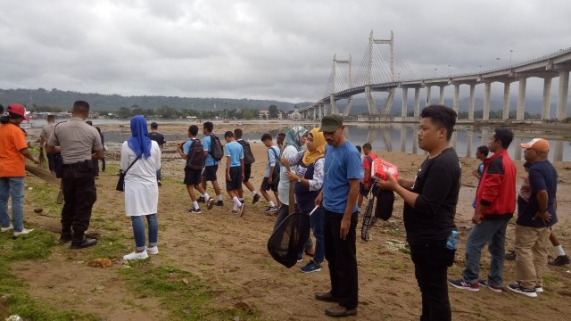Kampanye  No Plastics pada masyarakat lokal di kota Ambon, Jumat (16/8). Dok : Lentera Maluku