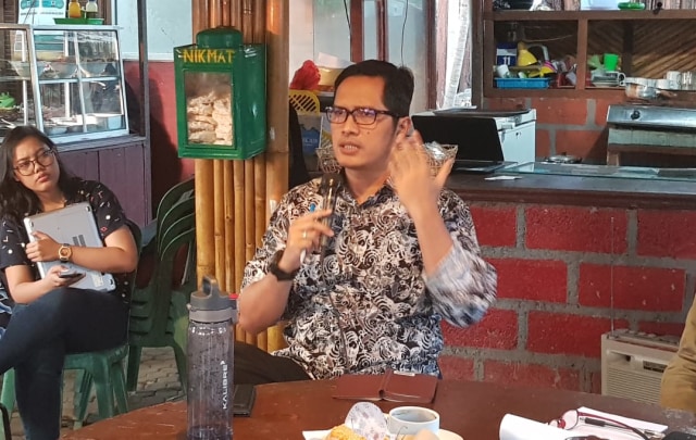 Jubir KPK Febri Diansyah dalam diskusi di Kubukopi, Denpasar, Jum'at (16/8) malam - kanalbali/RFH