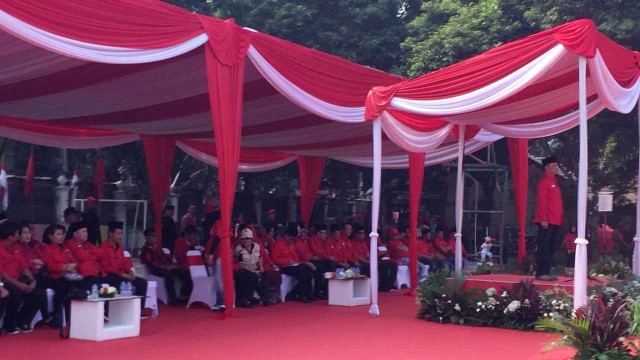 Suasana persiapan upacara bendera HUT ke-74 RI, oleh kader PDIP di Lapangan Blok S Kebayoran Baru. Foto: Lutfan Darmawan/kumparan