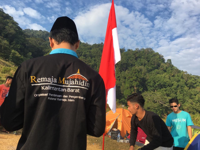 Remaja Mujahidin Kalimantan Barat dan The Owl Adventure, beserta para pendaki lain, melaksanakan pengibaran bendera merah putih di atas Bukit Jamur yang mempunyai ketinggian 500 mdpl. Foto: dok Hi!Pontianak