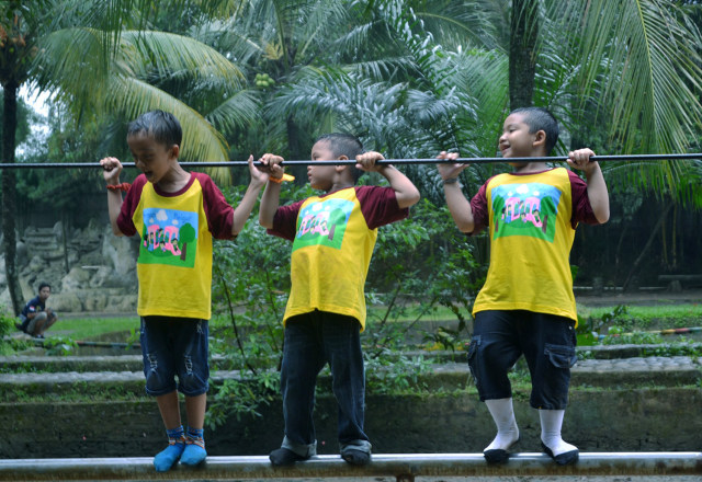 Berjalan di atas besi merupakan aktifitas edukatif yang menyenangkan di Pelita Desa (Foto: Jamal Mahfudz) 