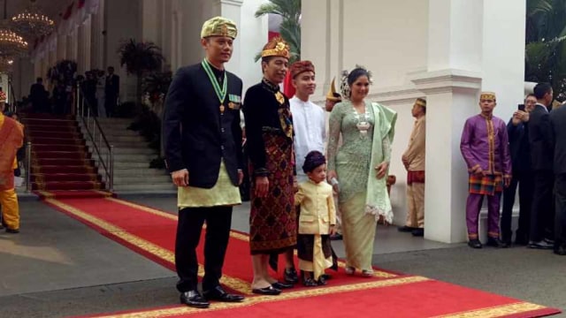 Presiden Joko Widodo (kedua kiri) bersama putranya Gibran Rakabuming Raka (kedua kanan) berfoto bersama Agus Harimurti Yudhoyono dan Anissa Pohan di Istana Merdeka. Foto: Fahrian Saleh/kumparan