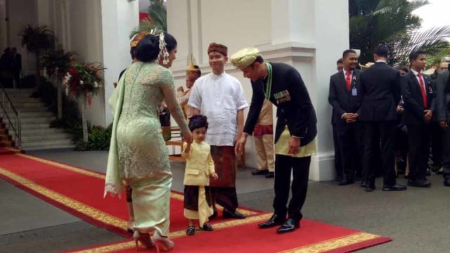 Agus Harimurti Yudhoyono dan Anissa Pohan menyapa cucu Presiden Joko Widodo, Jan Ethes saat tiba di Istana Merdeka. Foto: Fahrian Saleh/kumparan