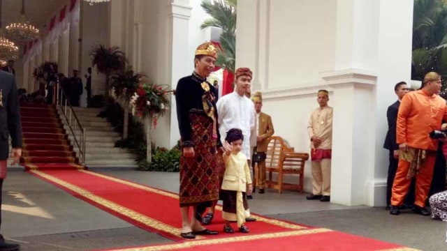 Presiden Joko Widodo bersama putranya Gibran Rakabuming Raka dan cucunya Jan Ethes di Istana Merdeka. Foto: Fahrian Saleh/kumparan