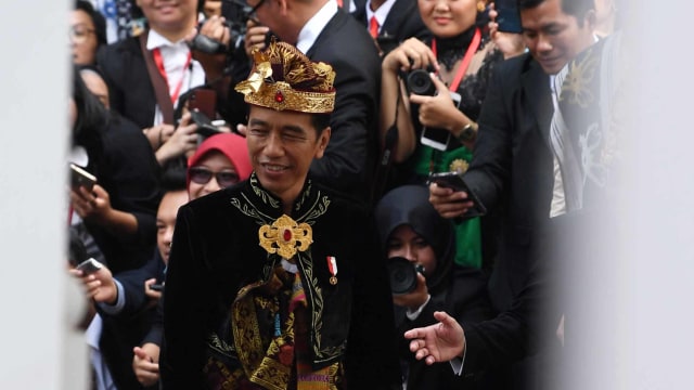 Presiden Joko Widodo tiba untuk menjadi Inspektur Upacara dalam Upacara Peringatan Detik-Detik Proklamasi Kemerdekaan Indonesia ke-74 Tahun 2019 di Istana Merdeka, Jakarta, Sabtu (17/8). Foto: ANTARA FOTO/Wahyu Putro A