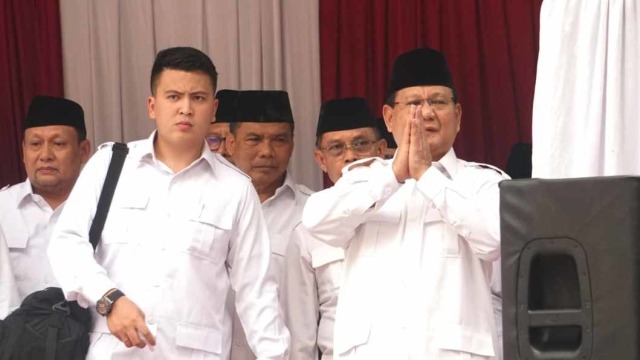 Ketum partai Gerindra Prabowo Subianto (kanan) menyapa kadernya usai melaksanakan Upacara HUT ke-74 RI di DPP Gerindra. Foto: Aprilandika Pratama/kumparan