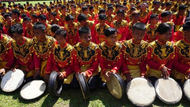 Sejumlah anak muda menari Rapai Geleng dalam memperingati HUT ke-74 RI,  di Aceh Barat Daya. Foto: Zuhri Noviandi/kumparan