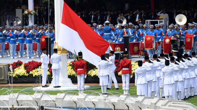Suasana pengibaran bendera pada Upacara Peringatan Detik-Detik Proklamasi Kemerdekaan Indonesia ke-74 Tahun 2019 di Istana Merdeka, Jakarta, Sabtu (17/8). Foto: ANTARA FOTO/Akbar Nugroho Gumay