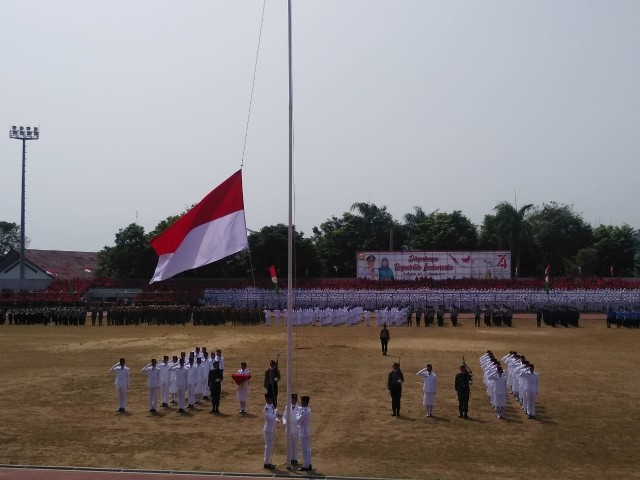 Pasukan pengibar bendera saat bertugas mengibarkan bendera merah putih, Sabtu (17/8) | Foto : Rafika Restiningtias/ Lampung Geh