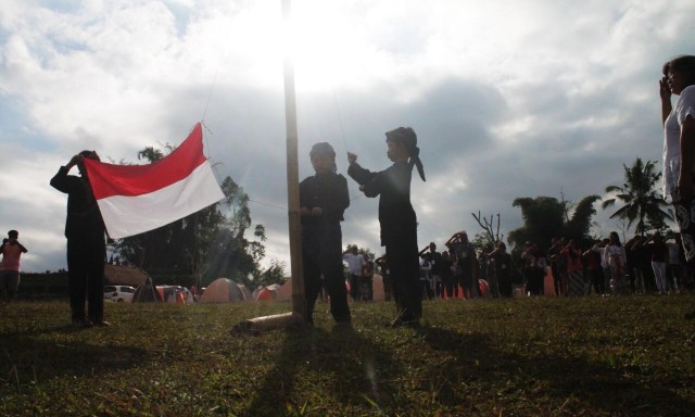 Upacara bendera dilakukan anak-anak bisu di seluruh Indonesia dengan menggunakan bahasa isyarat (kanalbali/IST)