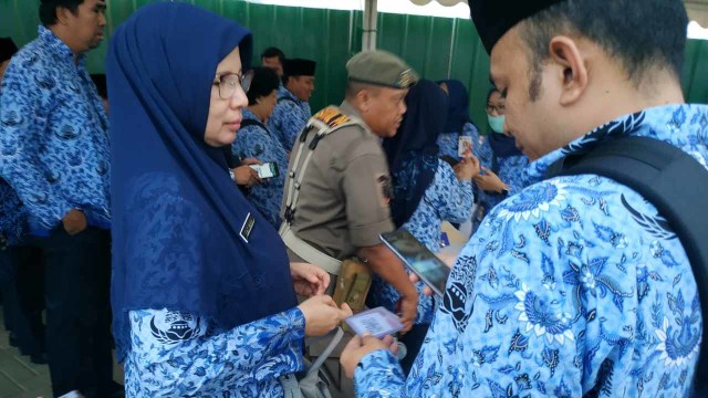 PNS Pemprov DKI absen menggunakan barcode saat Upacara Kemerdekaan di Pulau Reklamasi, Jakarta, Sabtu (17/8). Foto: Paulina Herasmaranindar/kumparan
