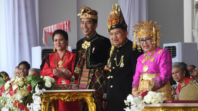 Presiden Joko Widodo (kedua kiri) bersama Ibu Negara Iriana Jokowi (kiri) didampingi Wakil Presiden Jusuf Kalla (kanan) dan istri Mufidah Jusuf Kalla (kanan) dalam Upacara Peringatan HUT ke-74 RI di Istana Merdeka, Jakarta, Sabtu (17/8). Foto: ANTARA FOTO/Akbar Nugroho Gumay