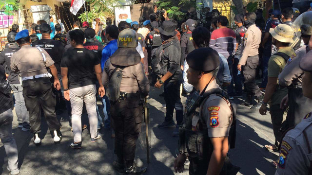 Petugas kepolisian berjaga di depan asrama mahasiswa papua di Jalan Kalasan, Kota Surabaya. Foto: Yuana Fatwalloh/kumparan