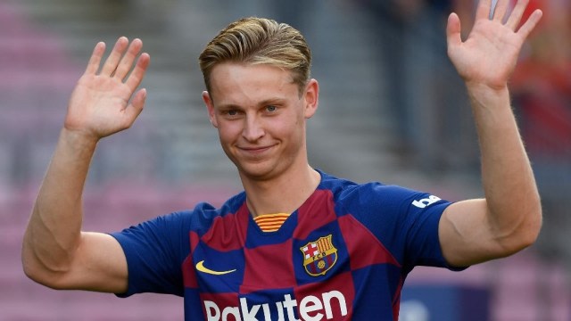 Frenkie de Jong saat diperkenalkan Barcelona. Foto: LLUIS GENE / AFP